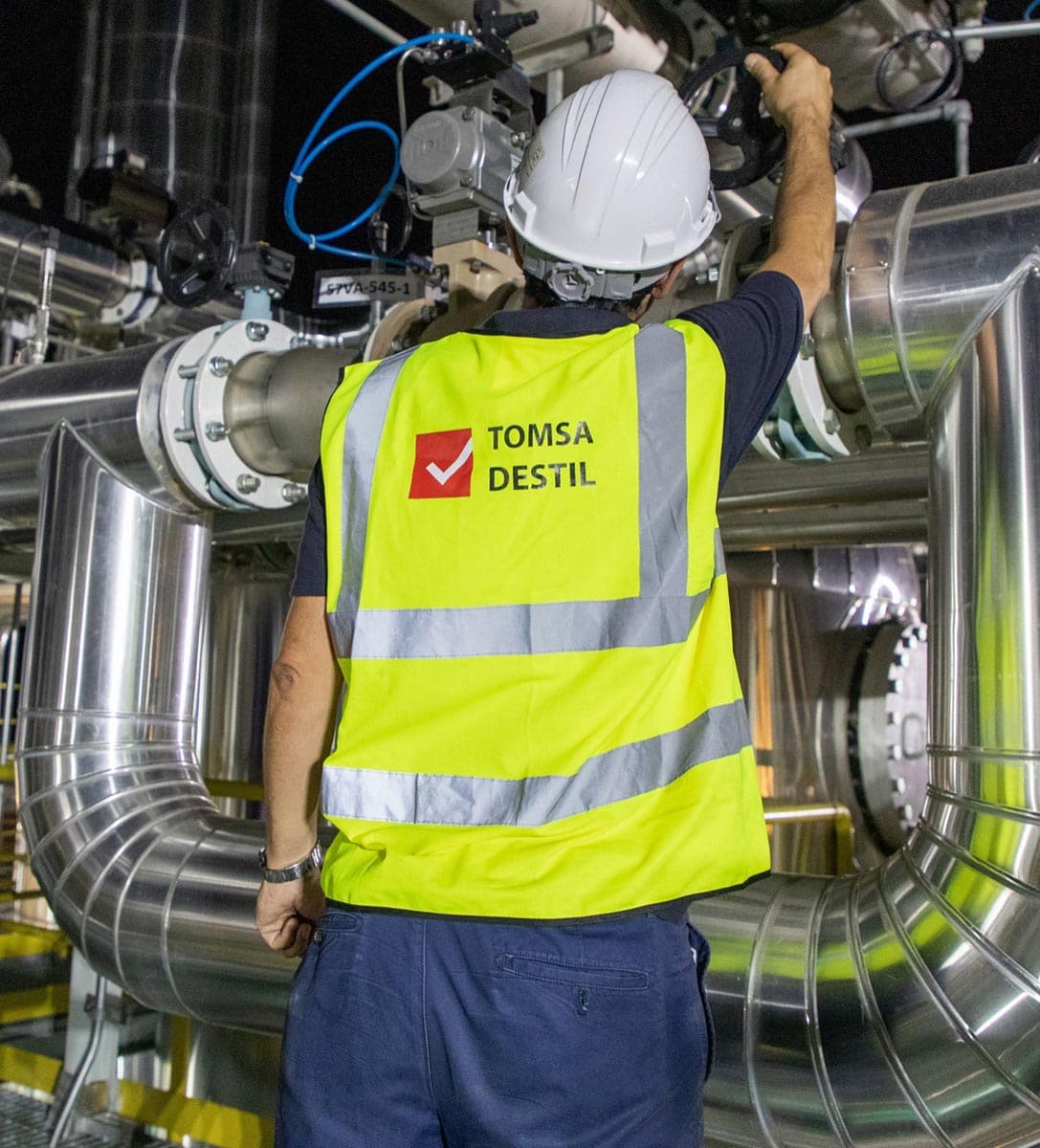 Tomsa Destil worker preparing ClearAlc dealcoholization technology